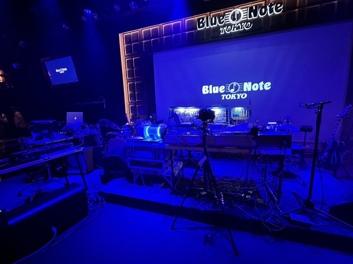 tonphone's tweet photo. 毎年恒例となったヤン富田さんのBlue Note Tokyoワンマン!「YANN TOMITA AUDIO SCIENCE LABORATORIES SHOW CASE公演」
ヤンさんお疲れ様!すっごく楽しいライブでした!!
#ヤン富田 #いとうせいこう #MCBOO #大野由美子 #小川千果 #小山田圭吾 #金尾修治 #zAk #椎名謙介 #スージーキム #鈴木パルオ晴雄 #高木完 #HIPHOP最高会議ー千葉隆史 #永井秀二 #COMPUMA #ロボ宙