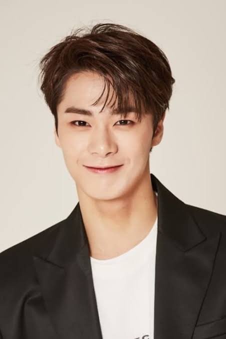 doramabra's tweet photo. 🚨 TW: MORTE! 

Lamentamos informar a morte do ator e músico #Moonbin aos 25 anos de idade. 

De acordo com a polícia, Moonbin foi encontrado morto dentro de sua residência, por seu menager. A causa da morte está sendo investigada! Nossas condolências aos familiares e fãs. 🕊️ https://t.co/2M2uvthMk4