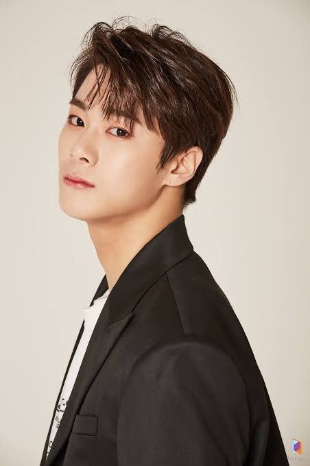 doramabra's tweet photo. 🚨 TW: MORTE! 

Lamentamos informar a morte do ator e músico #Moonbin aos 25 anos de idade. 

De acordo com a polícia, Moonbin foi encontrado morto dentro de sua residência, por seu menager. A causa da morte está sendo investigada! Nossas condolências aos familiares e fãs. 🕊️ https://t.co/2M2uvthMk4