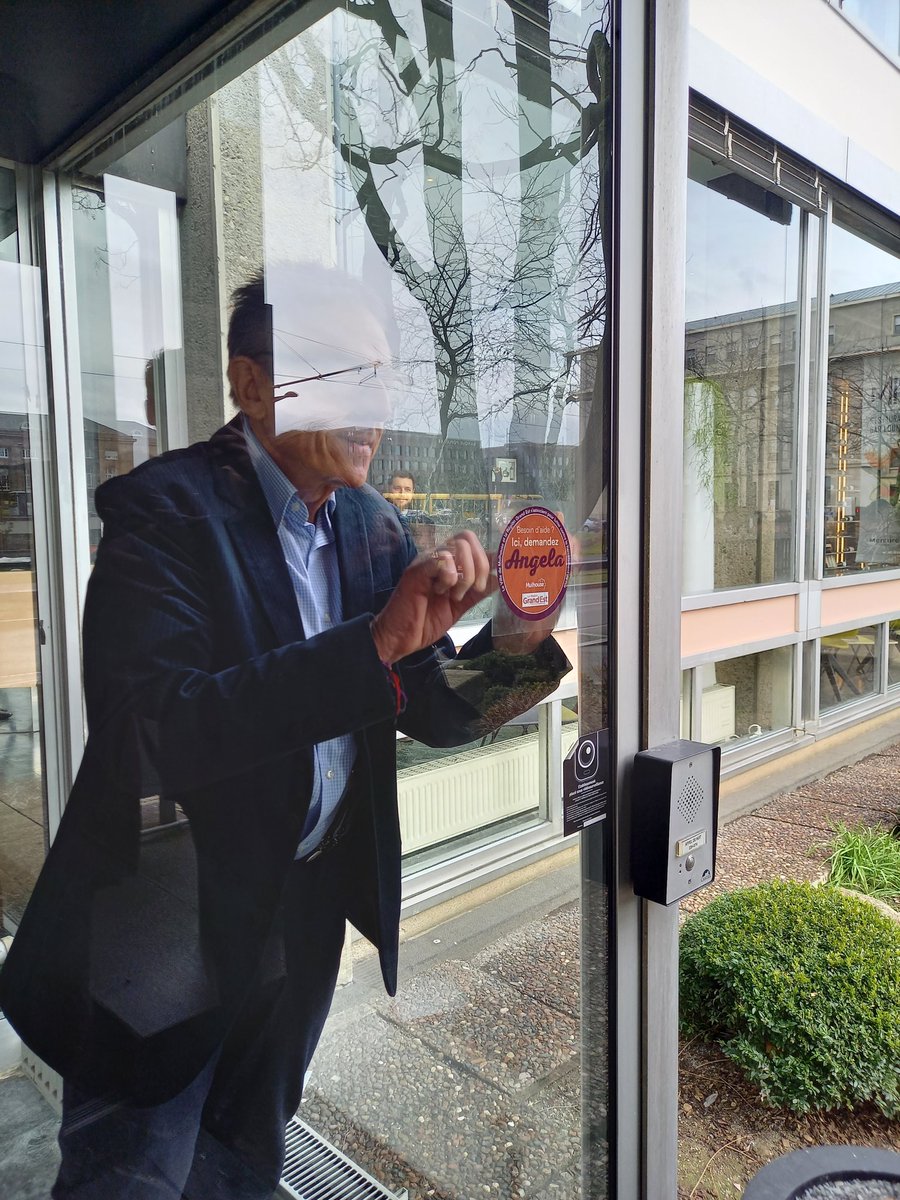 🇫🇷📸INFO - À #Mulhouse, les femmes qui se font suivre dans la rue peuvent se réfugier dans des locaux "Angela" qui ont pour but de protéger les victimes de leurs agresseurs.

 👉 Bars, hôtel, et commerces sont invités à prendre part au dispositif. Leur participation est