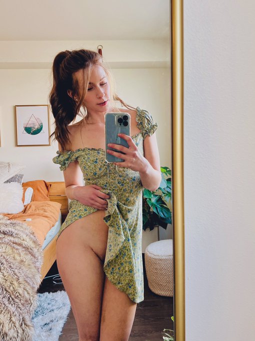 I&rsquo;m going to be streaming live from my Onlyfans page tonight at 5pm pacific! https://t.co/EflTqehiOX