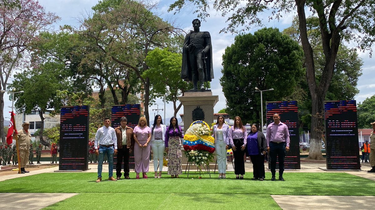 #19Abr  #AlMomento | El equipo del #Cambio de la Alcaldía de Roscio de la mano de la Primera Autoridad Municipal <a href="/sulmeavila/">Sulme Avila</a> realizan la ofrenda floral en conmemoración de la Proclamación de la #Independencia de #Venezuela.

#Efemérides