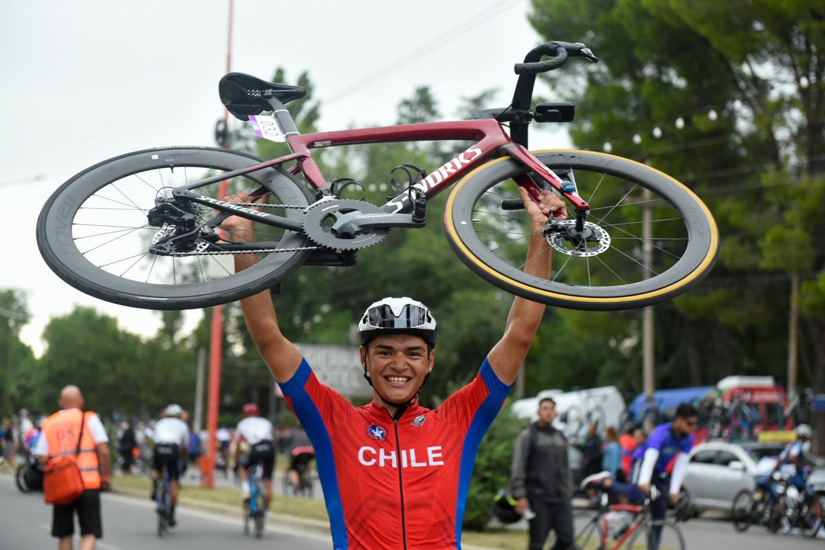 🥇 ORO PARA CHILE EN EL PANAMERICANO DE CICLISMO!!! Héctor Quintana se quedó con el primer lugar en la contrarreloj U23 masculina con un crono de 51' 37" superando a Donovan Ramírez (51' 39") de Costa Rica y José Prieto (52' 21") de México!! #TeamChile