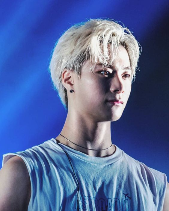 Minolinoleeknow's tweet photo. No puede ser, estoy en la universidad y no puedo, me está dando algo... Yo le tenía un gran cariño a Moonbin y a los chicos de Astro, fueron mi primer grupo Kpop que stanee. Moonbin era un chico tan dulce, me rompe el corazón, estoy impactada, se fue tan joven😭

QEPD🕊️🤍 https://t.co/iGqwEnEFyv