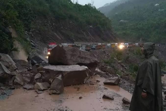 RisingKashmir's tweet photo. Two #persons dead after #shooting stone hit truck near #Digdole
@dcramban
@DIPRRambandic https://t.co/oNZILlnxxI https://t.co/qGBB2zTJjS