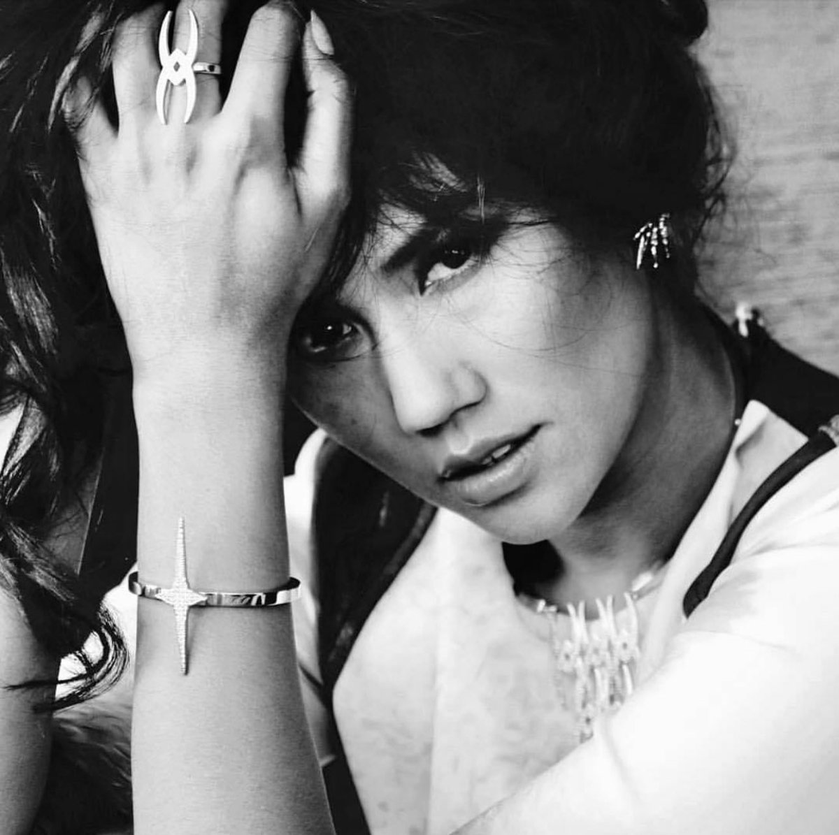 DaisyDion's tweet photo. Beautiful Samantha Rex looks stunning with the Intimacy ring, Intimacy choker, Spark bracelet and Flame earrings by @DaisyDion https://t.co/CuNsnhjD0Q