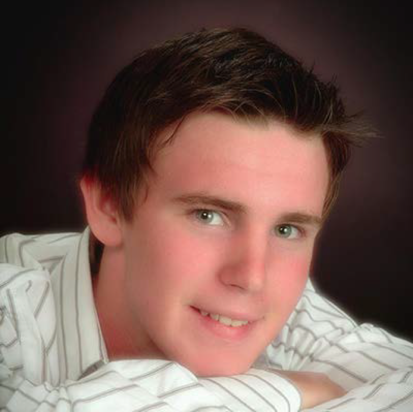 DonateLife's tweet photo. Chris died in a car accident in 2007. He healed 63 lives through tissue donation. When his sister Caitlyn needed surgery, she received his tissue to repair her knee. “Having his tissue is a reminder that he is with me. I always knew Chris was watching over me.” #DonateLife 💙💚 https://t.co/4OwooJZsTe