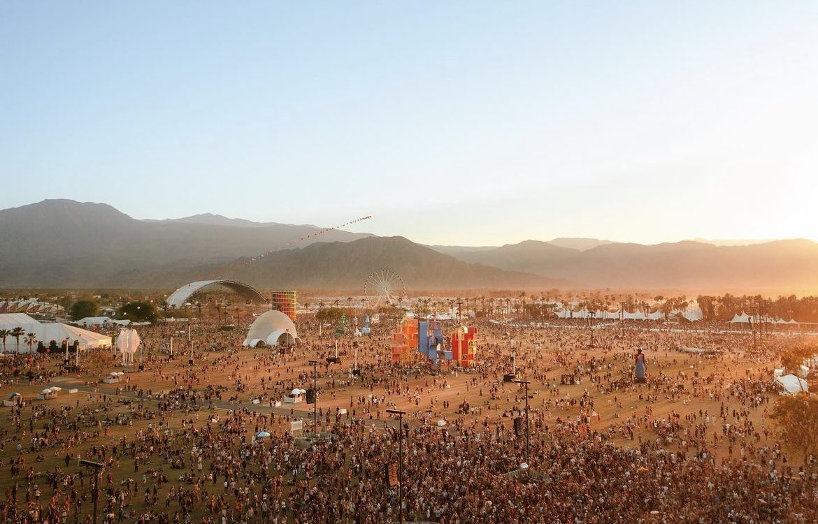 dancingastro's tweet photo. Frank Ocean has pulled out of Coachella weekend two and Blink-182 will replace him as the Sunday headliner, per @Variety 

(📸 via @coachella) https://t.co/QkbzLzwBSd