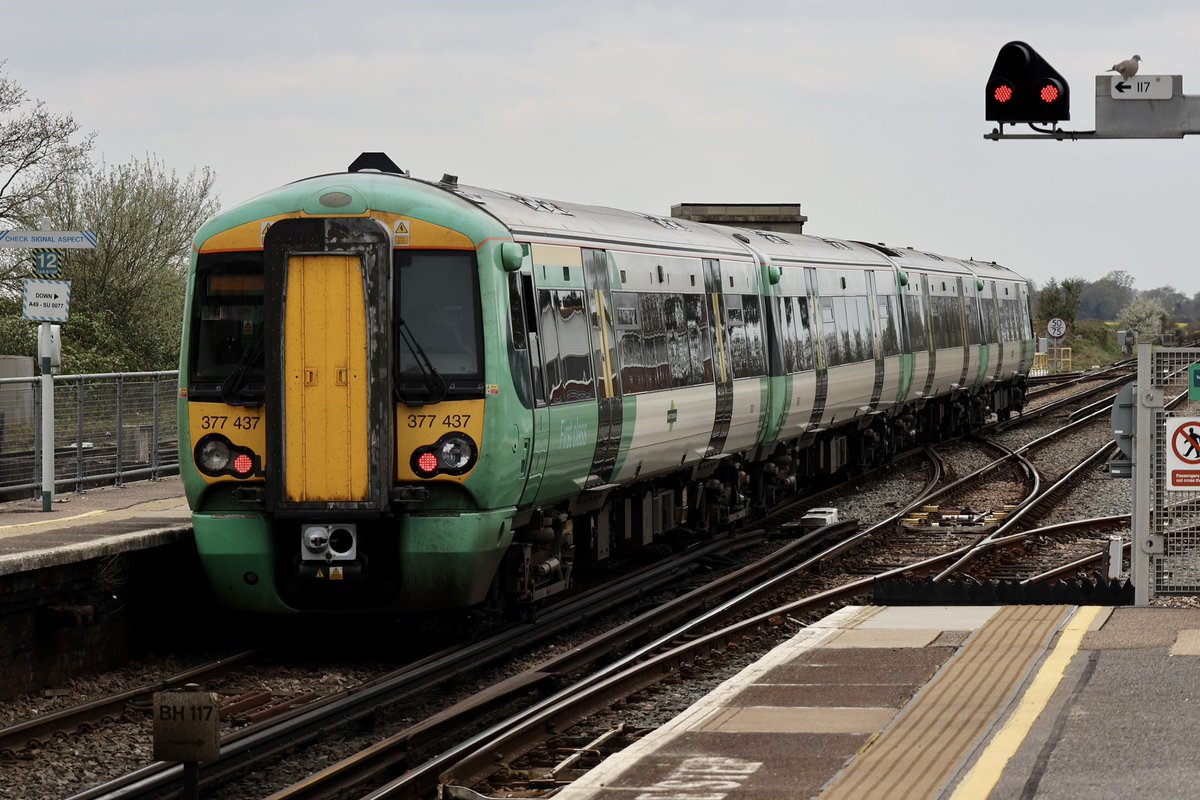 brownandrew15's tweet image. 313215, 377437 and 313210 at #Barnham. #class313 #class377