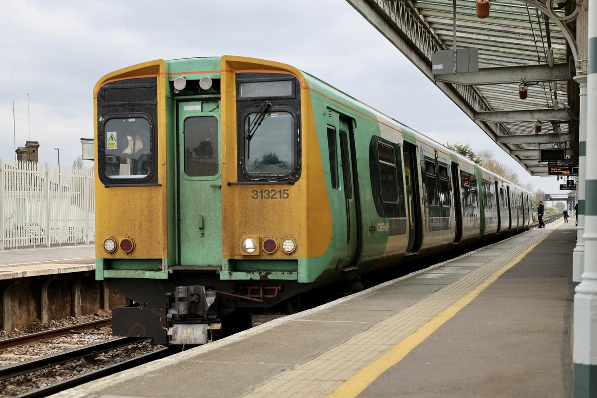 brownandrew15's tweet image. 313215, 377437 and 313210 at #Barnham. #class313 #class377