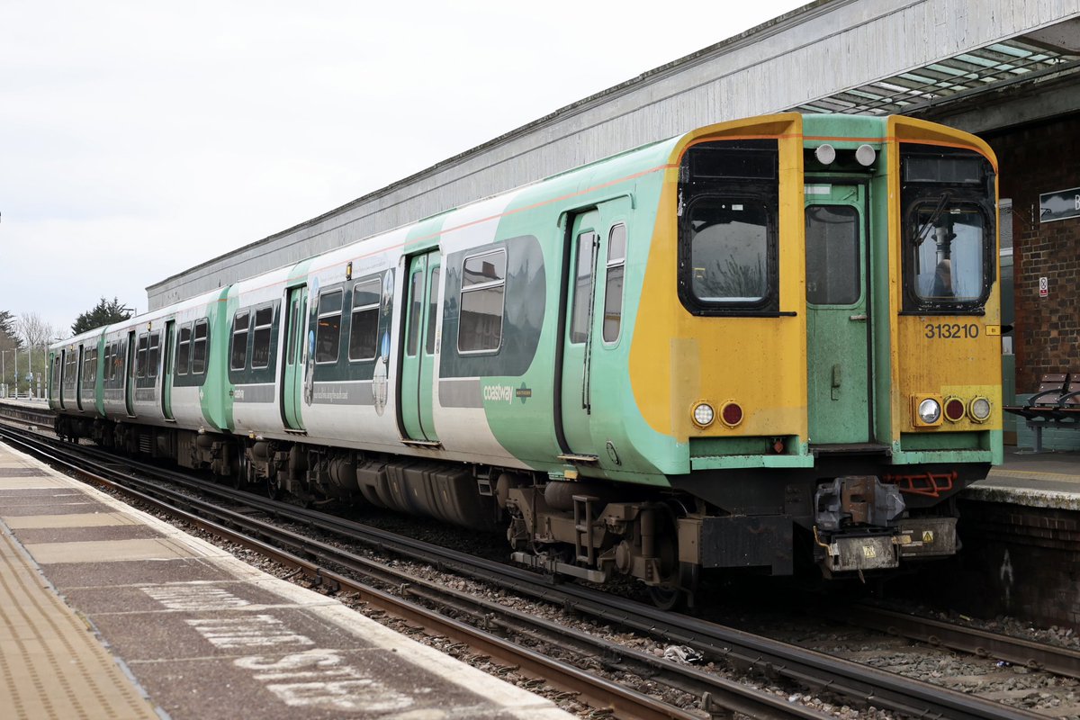 brownandrew15's tweet image. 313215, 377437 and 313210 at #Barnham. #class313 #class377