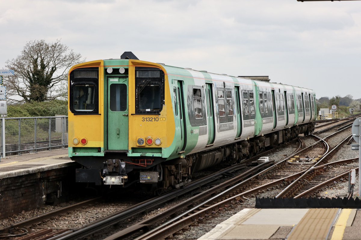 brownandrew15's tweet image. 313215, 377437 and 313210 at #Barnham. #class313 #class377
