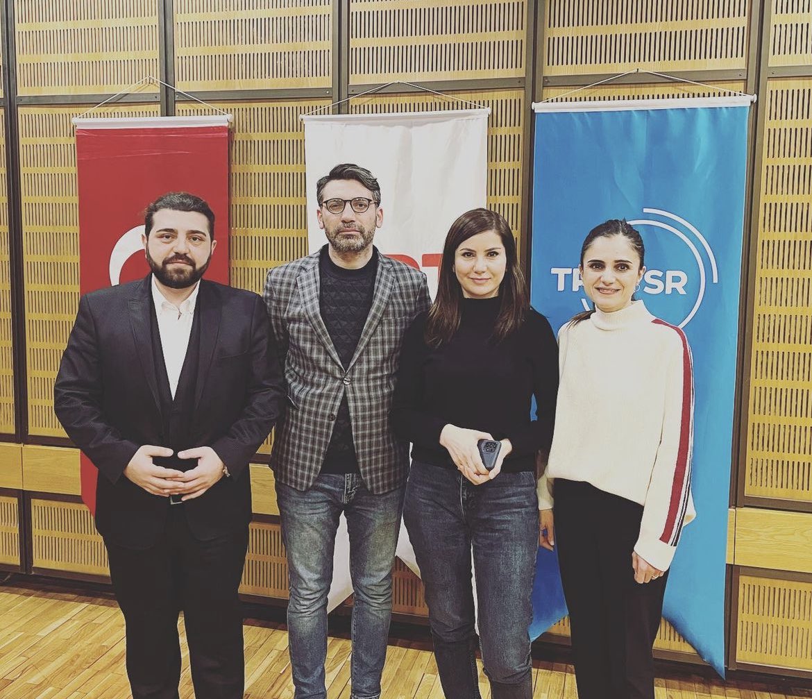 Ocak 2023’de

TRT Radyo’da yayınlanan Adem YEŞİL'in hazırlayıp sunduğu İcat Çıkarma programına konuk olduk. Dijital oyun kültürü kapsamında yazılım ve tasarım alanındaki gelişmelerin savunma sanayiine katkılarını ele aldık.