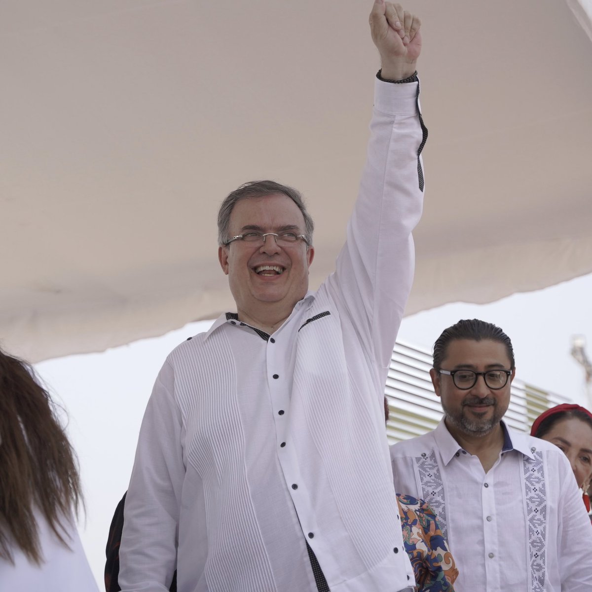 LloydWaltonA's tweet photo. ¡Seguridad y mejores condiciones para Acapulco!👏🏼

Nuestro carnal @m_ebrard hizo entrega del nuevo parque vehicular que contempla 100 patrullas, 4 ambulancias; así como también unidades de protección ciudadana, vial, turística, ambiental y de género. https://t.co/0iARbvzRYX