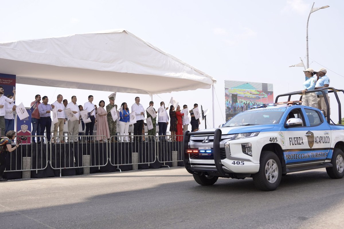 LloydWaltonA's tweet photo. ¡Seguridad y mejores condiciones para Acapulco!👏🏼

Nuestro carnal @m_ebrard hizo entrega del nuevo parque vehicular que contempla 100 patrullas, 4 ambulancias; así como también unidades de protección ciudadana, vial, turística, ambiental y de género. https://t.co/0iARbvzRYX
