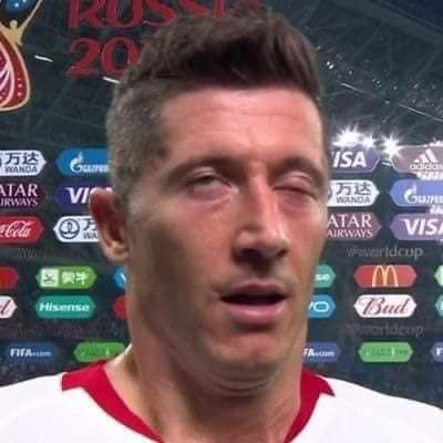 RenzoPDM's tweet photo. Lewandowski al enterarse que un equipo amarillo, clasificó a semifinales de champions en el Allianz Arena.

#BayernMunich #ManchesterCity #Haaland #Mane #Sané #ChampionsLeague #CHAMPIONSxESPN https://t.co/dfHiRs5aRr