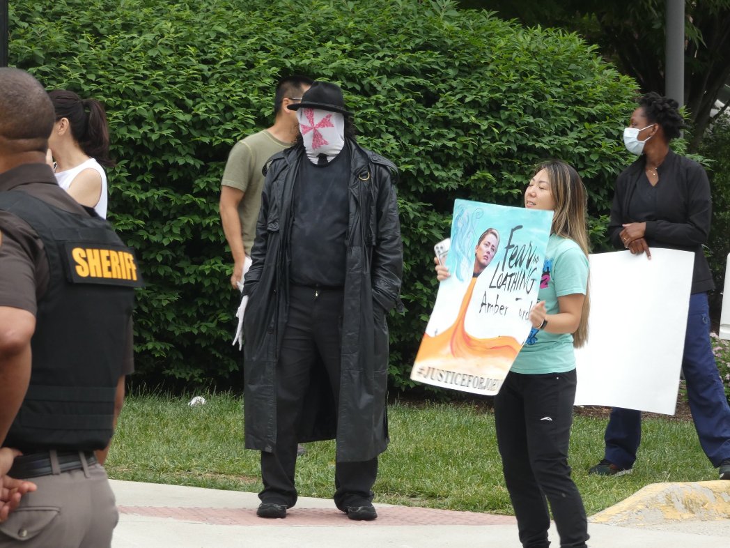 DaniMet1's tweet photo. Remember this anti-Amber Heard circus in Virginia, US last year? I remember it everyday and it still shakes me to my core cause it shows how horrific this world is: 

One where people so violently and fervently rally behind abusers and rap1sts against their victim-survivors. https://t.co/XnbYGpIwow