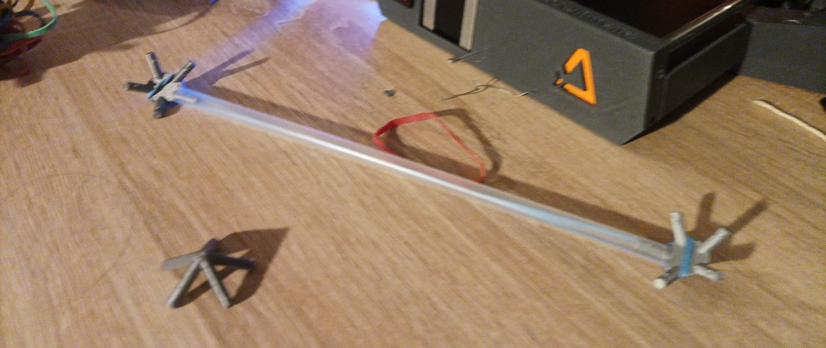 essai de construction de sommets d'icosaedre, avec des pailles et des élastiques