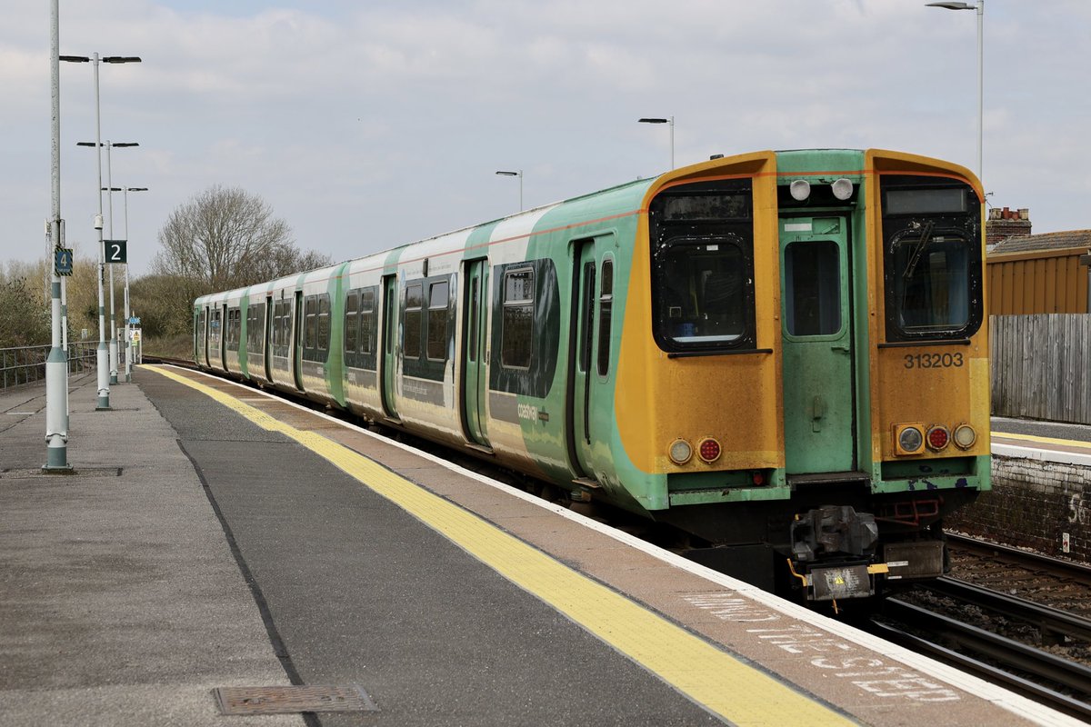 brownandrew15's tweet image. 313203, 377214 and 313201 at #Ford. #class313 #class377