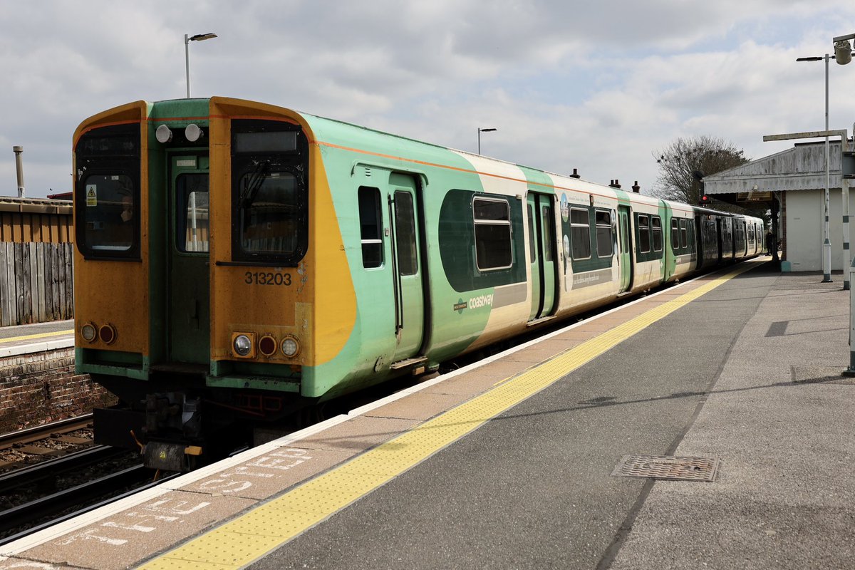 brownandrew15's tweet image. 313203, 377214 and 313201 at #Ford. #class313 #class377