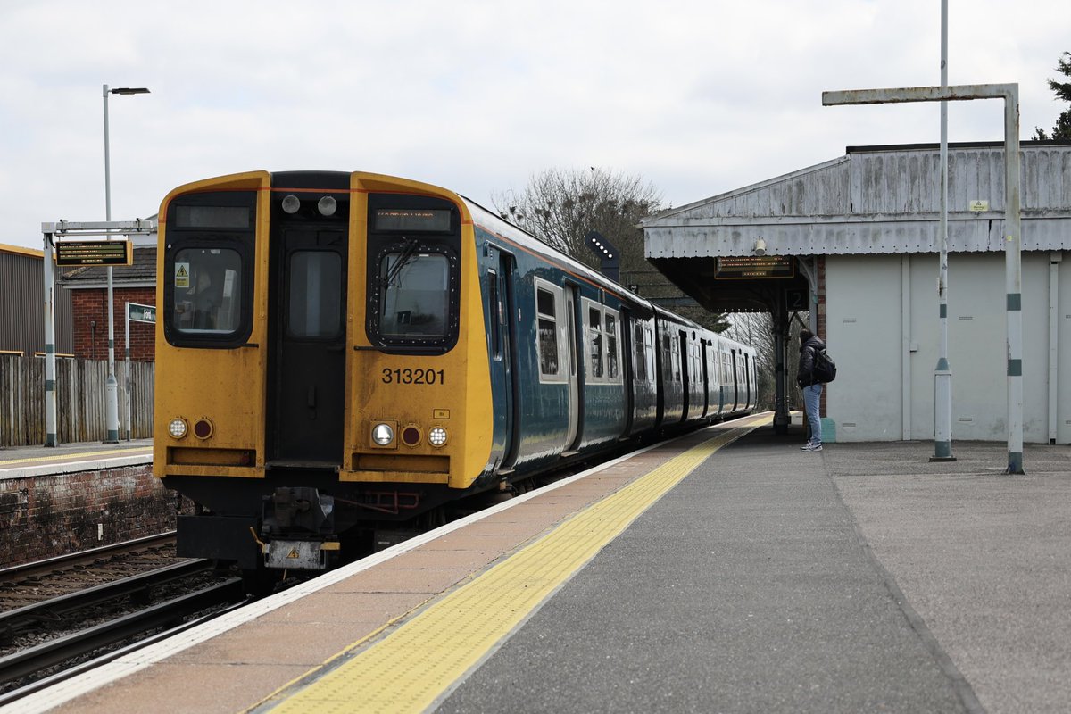 brownandrew15's tweet image. 313203, 377214 and 313201 at #Ford. #class313 #class377