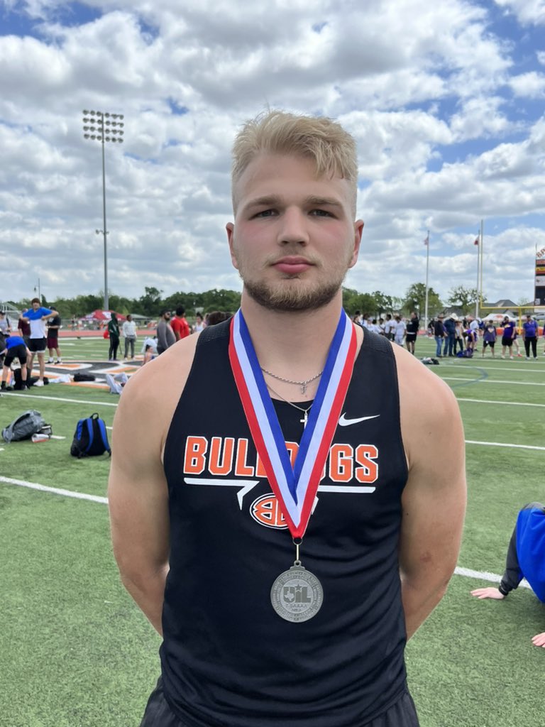 CoachString25's tweet photo. Congrats Rylan Stringfellow on qualifying for the Regional Track meet in the Triple Jump! Season best of 42’8.25”. Proud of you! https://t.co/QMcaEUhOxZ