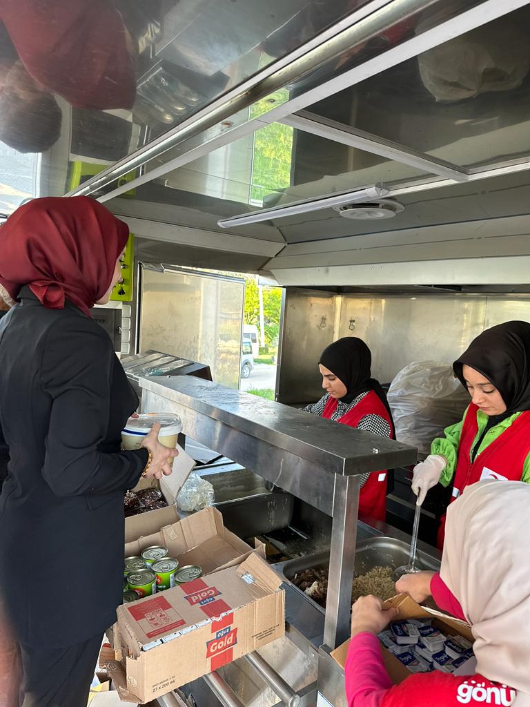 Gönüllülerimizle beraber çadırda kalan depremzede vatandaşlarımıza yemek dağıtımımız devam ediyor
#sensizolmaz #birecikkizilay  <a href="/genckizilay/">Genç Kızılay</a> @valisalih_ayhan <a href="/kizilay/">Türk Kızılay</a> @drkeremkinik @dr_ibrahimaltan <a href="/birecikkaymakam/">T.C. Birecik Kaymakamlığı 🇹🇷</a>