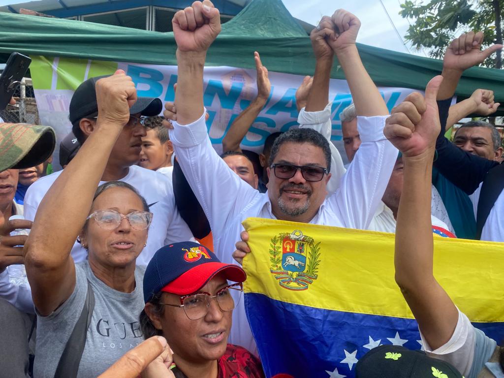 erguachar069's tweet photo. En compañía de la dirección regional de Aragua, recorrí mi amada Maracay, estuve por caña de azúcar, hice una parada en las empanadas de la Sra. Rosa, en el jabillo y apoyé a mi gente en la recolección de firmas.

#ConRausseoMeResteo #APrimariasConRausseo #VenezuelaConRausseo https://t.co/t9J8IWaSRc