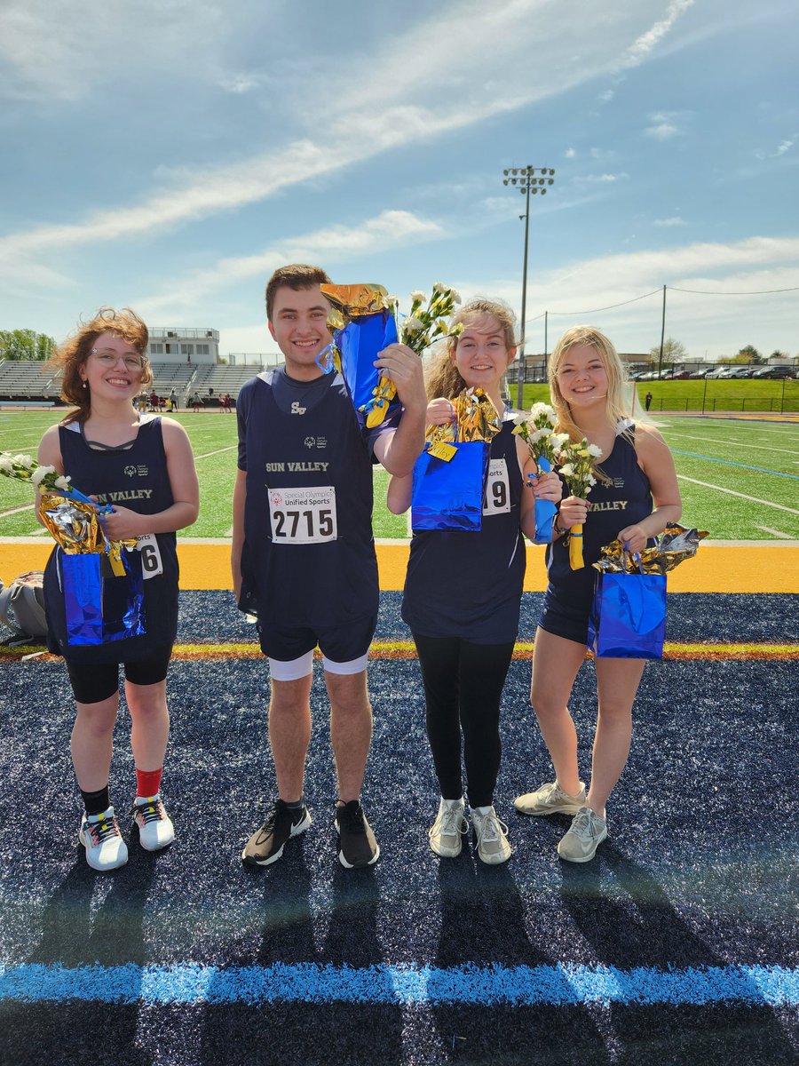MsScarcelli1206's tweet photo. What a beautiful day for a Unified Track Meet and to celebrate our wonderful seniors❤️🏃‍♀️🏃‍♂️
Thank you to everyone who helped make this day so awesome! 
@SunValleyTF23
@svvanguards https://t.co/itPpJB4QtJ