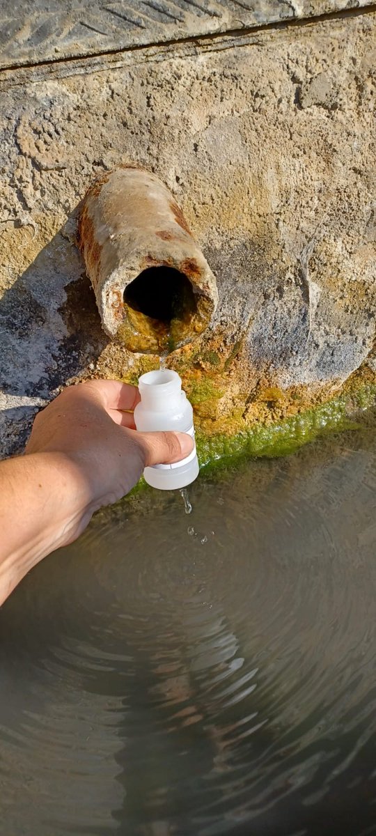 Pescallunes75's tweet photo. Així afecta la sequera a les fonts d'#Osona. Avui, de 3 a 4 vegades menys aigua de la habitual en la majoria de fonts que @CCOsona mostreja semestralment, fins a l'extrem de trigar gairebé 4 minuts i mig, gota a gota, a la font del Castell. Deixant a banda les que no ragen...😢 https://t.co/yhiazOz8O6
