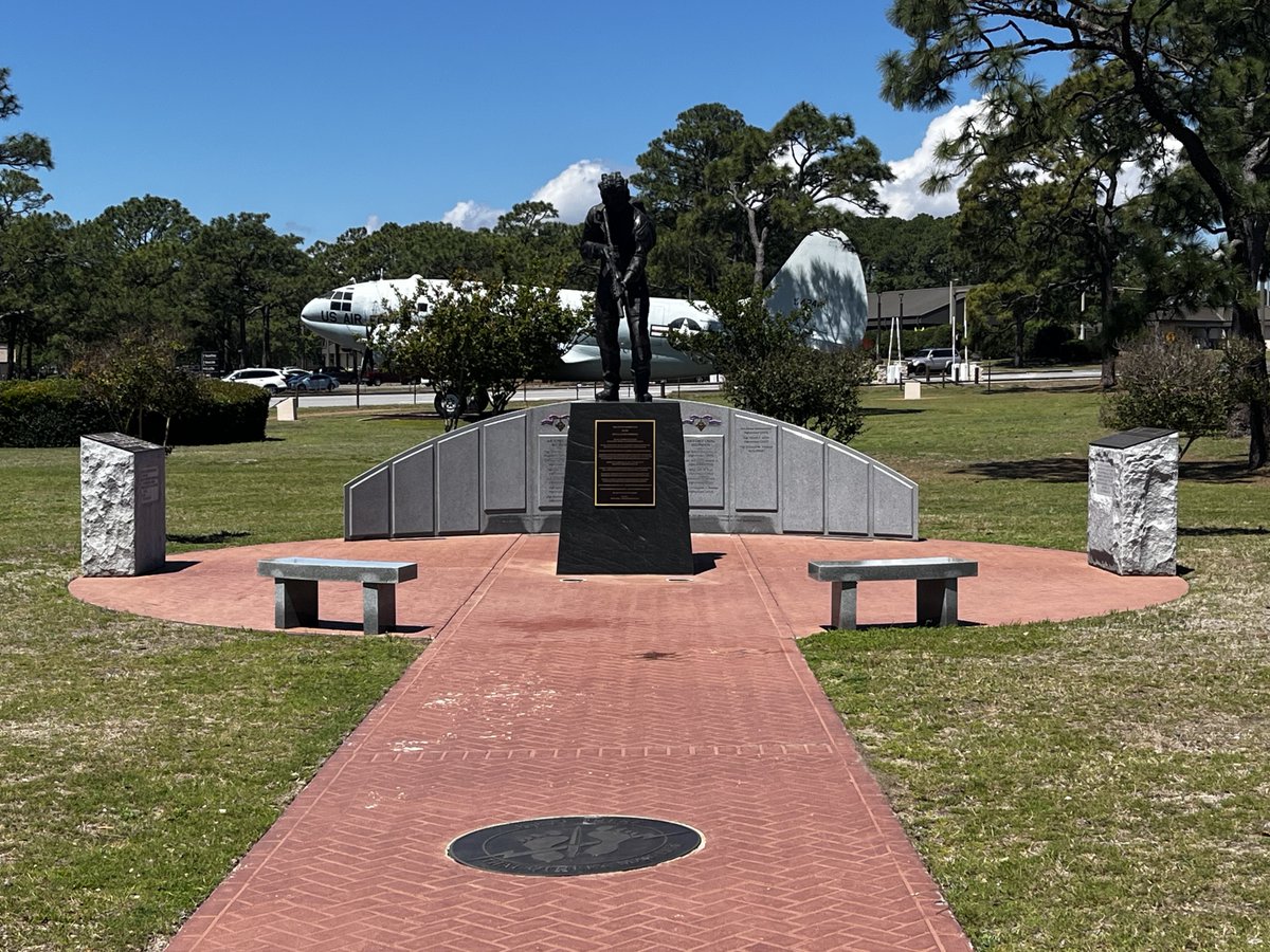 CombatControlFn's tweet photo. @SpecialTactics_ This statue is the #SpecialTacticsOperator monument that represents #CombatControllers, #TACPs, #SpecialReconnaissance, and #Pararescuemen. https://t.co/hwj11EPCEr