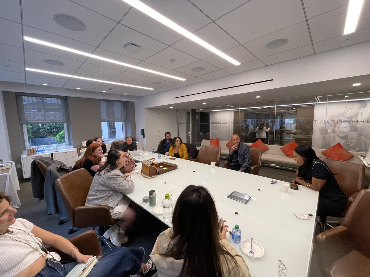 Bring your students to work day! Such a fun time visiting with <a href="/nyu_journalism/">NYU Journalism</a>’s TV Reporting I class yesterday — taught by our very own <a href="/DavidUshery4NY/">David Ushery</a>! 🦚

“Reporting the Nation and New York” is an intro to field reporting course. #NYU