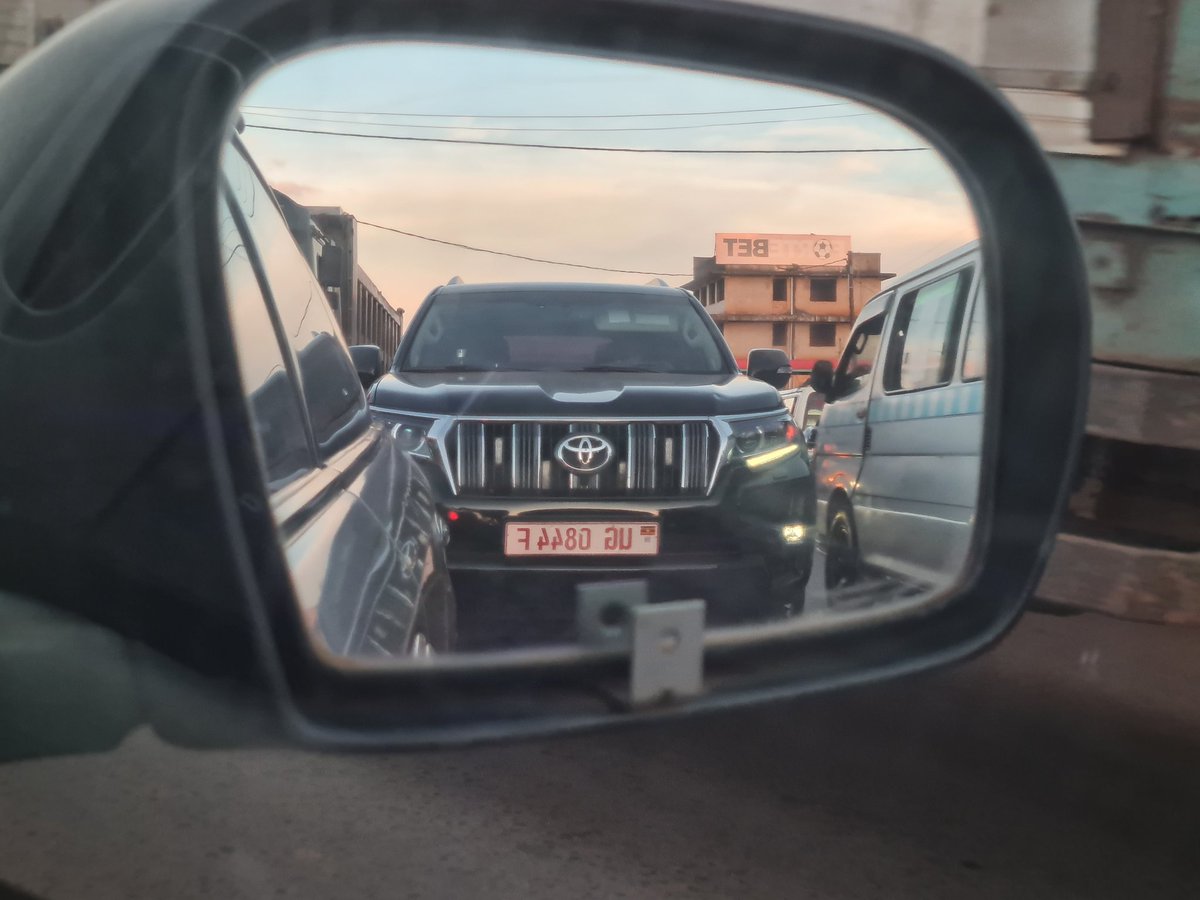 ali_katumba's tweet photo. @PoliceUg are these cars entitled to a right of way? https://t.co/IJgV1CFZoF