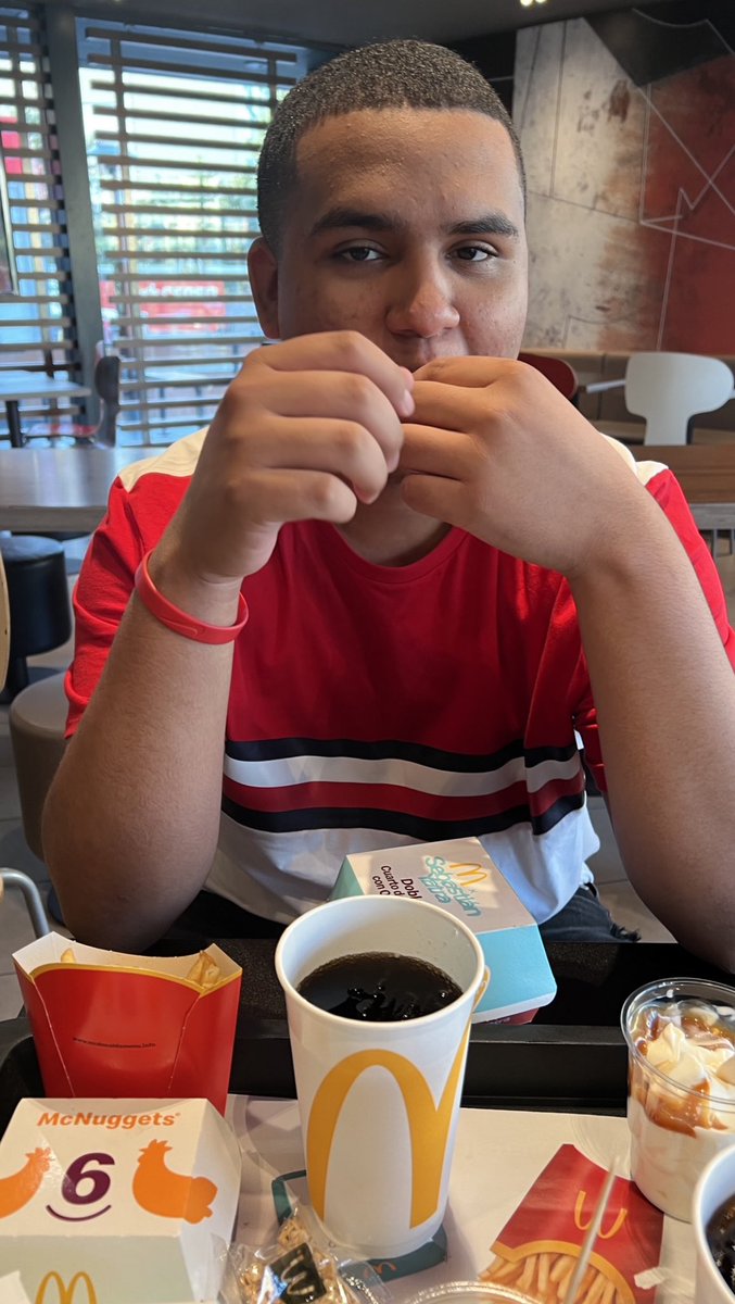 eres el mejor, estoy muy orgulloso de tu progreso, sé que solo irás a mejor, te quiero mucho mi niño <a href="/_RainbowCR/">Rainbow</a> 🫶🏾🫶🏾

pd: casi saco las fotos prohibidas🌚