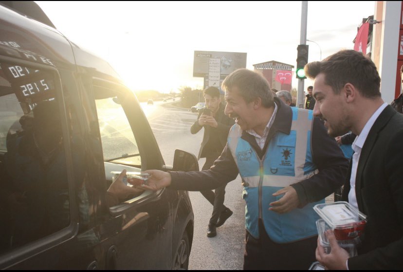 AkAziziyeGK's tweet photo. İFTARA🤚KALA.
İftara yetişemeyen vatandaşlarımıza Milletvekili adayımız @AbdurrahimFIRAT ile birlikte iftarlık ikramında bulunduk. Endişelenmeyin Ak gençlik heryerde. https://t.co/WQDbco8UmH