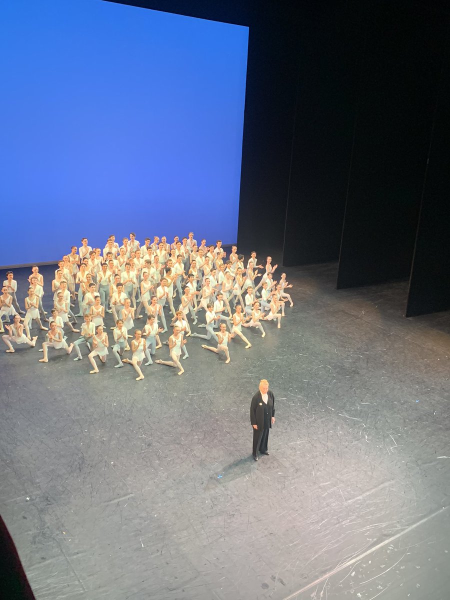 RaphaelleFrija's tweet photo. [Intermede danse] Très beau gala d’hommage à C. Bessy par les élèves de l’école de @BalletOParis ! 
👏🏻 pour sa grande carrière d’interprète et son rôle dans la formation de générations de danseurs 🤩
A titre perso : l’audition inoubliable du concours d’entrée à l’école 🤓 https://t.co/s4lRzZQLYw