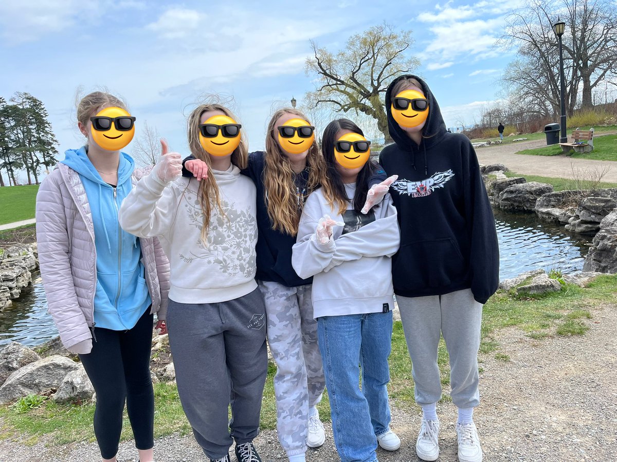 Les 7e et 8e <a href="/EJJamesPS/">EJ James PS</a> ont nettoyé les jardins de Gairloch en visitant nos arbres adoptés pour la semaine de la Terre.