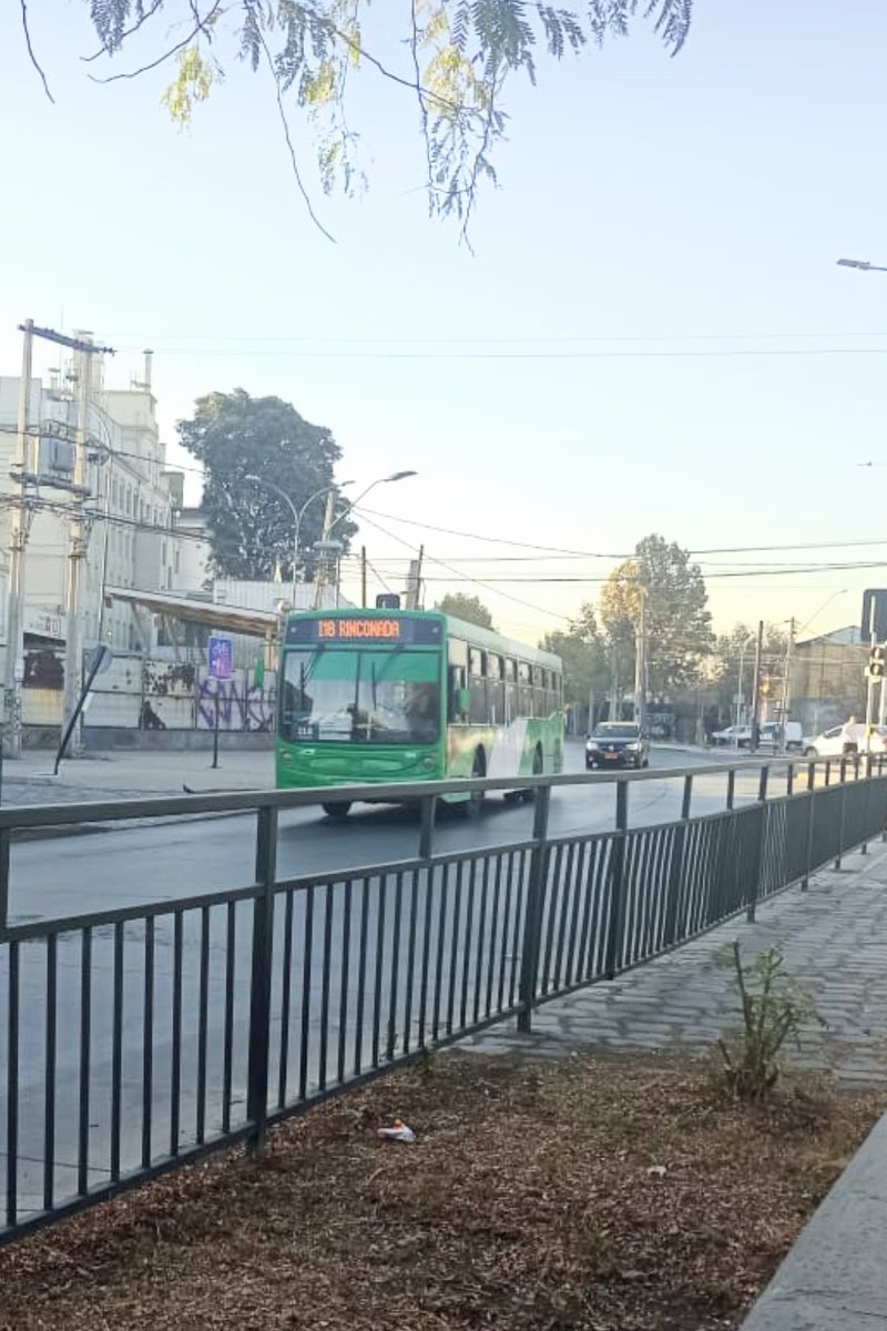 psalcedoconcha's tweet photo. @Fisca_MTT micro i18 manejada por mujer, no paró a estudiantes en paradero San Alfonso con Lincoln, estudiantes tuvieron que venir a pie a sus hogares. https://t.co/8pvzu2xDk3