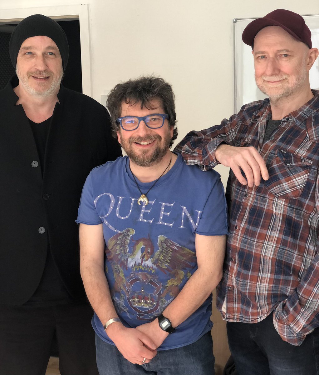 HennesBender68's tweet photo. Das Problem bei vielen Fotos: Wohin mit den Händen? @PodcastSBS @Gerry_Streberg @TStraeter44149 https://t.co/ku8PrMG1Yu