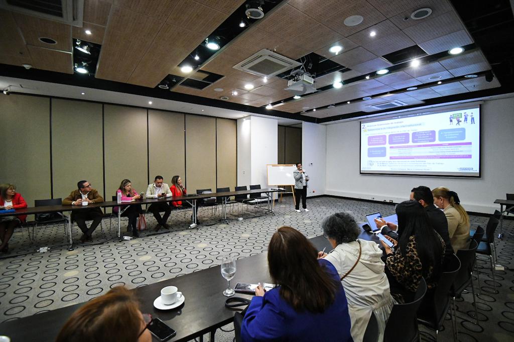 EdnaBonillaSeba's tweet image. Algunos de los avances que presentamos hoy a #RectoresYRectoras2023:

✅#ProgramaECO: Conformación de 14 nuevos entornos protectores y confiables.

✅#JER: Apertura de convocatoria a colegios oficiales para postular sus propuestas en la estrategia de Justicia Escolar Restaurativa