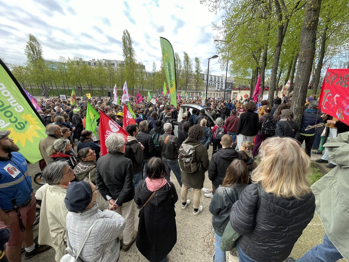 JFPellissier's tweet photo. Joyeux et pacifique rassemblement de #ContreDissolution ce soir à Paris comme partout en France: plus de 500 personnes et de nombreux témoignages sur les luttes contre les #GPII et #ViolencesPolicieres 👊🏾
On ne peut dissoudre les #soulevementsdelaterre, qui essaiment !⤵️ https://t.co/mL50u1AeKQ