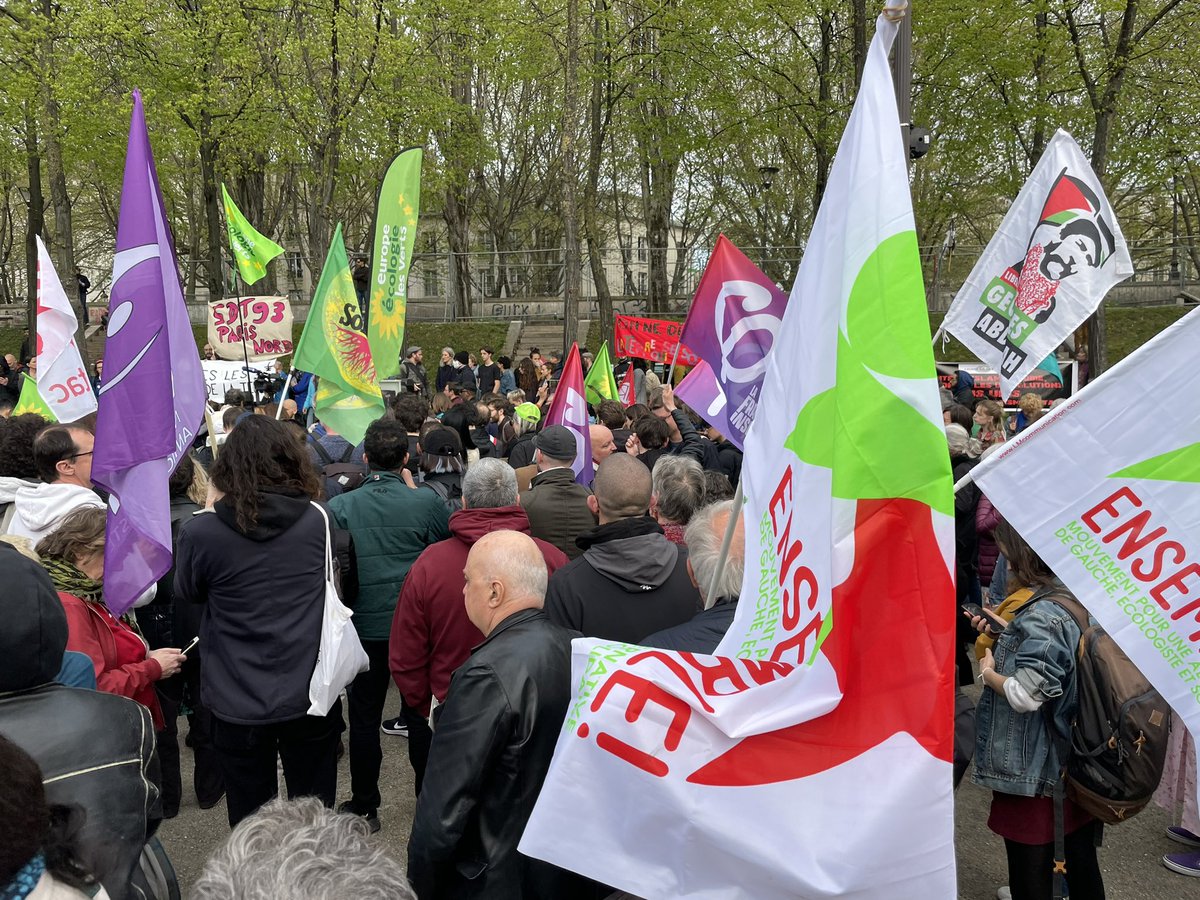 JFPellissier's tweet photo. Joyeux et pacifique rassemblement de #ContreDissolution ce soir à Paris comme partout en France: plus de 500 personnes et de nombreux témoignages sur les luttes contre les #GPII et #ViolencesPolicieres 👊🏾
On ne peut dissoudre les #soulevementsdelaterre, qui essaiment !⤵️ https://t.co/mL50u1AeKQ