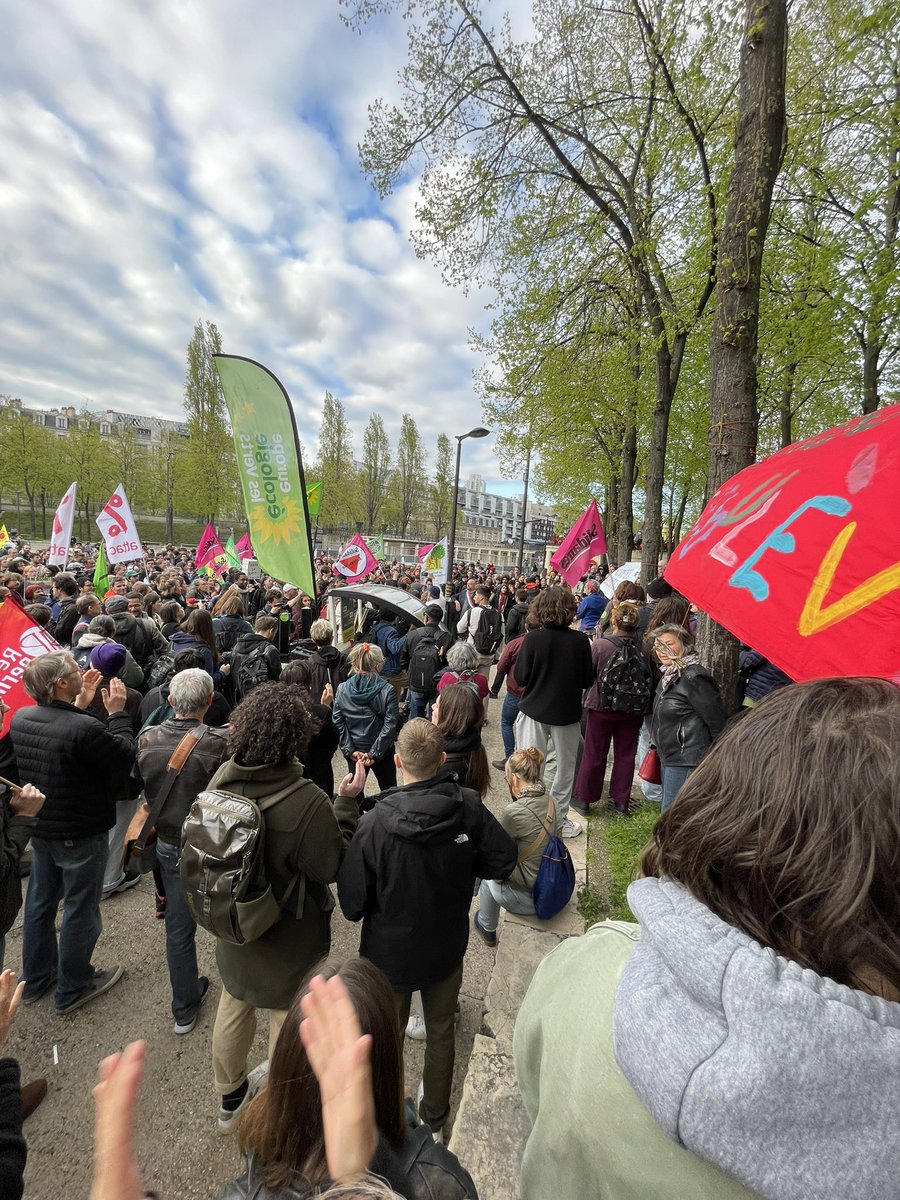 JFPellissier's tweet photo. Joyeux et pacifique rassemblement de #ContreDissolution ce soir à Paris comme partout en France: plus de 500 personnes et de nombreux témoignages sur les luttes contre les #GPII et #ViolencesPolicieres 👊🏾
On ne peut dissoudre les #soulevementsdelaterre, qui essaiment !⤵️ https://t.co/mL50u1AeKQ
