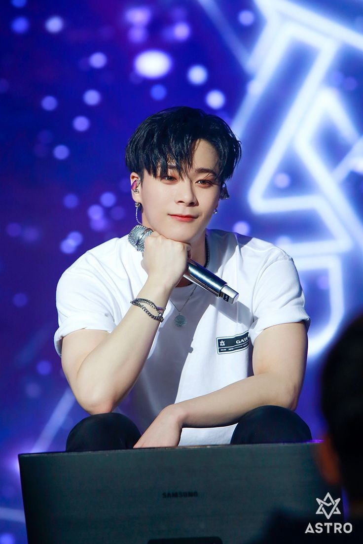 یڪ نفر هست، 
ڪہ خود نیست ولے خاطرہ‌اش
صبح هر روز مرا سخت بغل مےگیرد...

Rest in peace
#MOONBIN
 Astro
