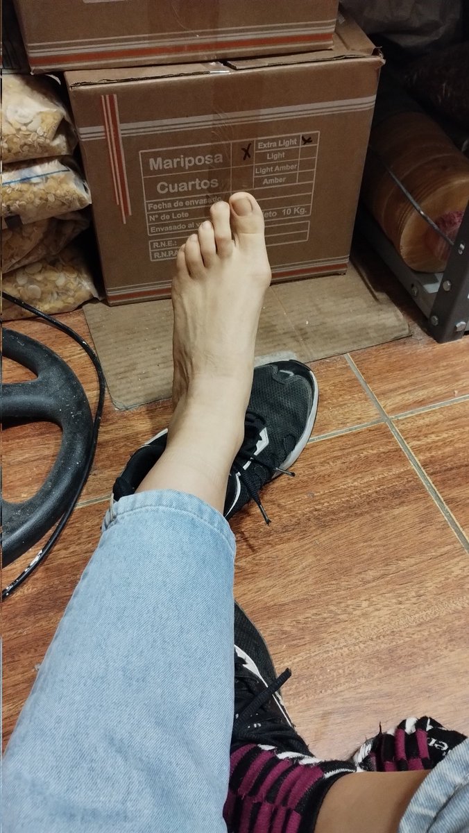 Mikasafeet's tweet photo. Estirando un poco los piecitos en el trabajo 😅👣

👉Pedime tu foto/vídeo personalizado❤️‍🔥😈

#feet #feetseller #pieslindos #piesdescalzos #piescansados #piesdemujeres #fetish #FelizMiercoles #feetlover https://t.co/WNQlhiwwCF