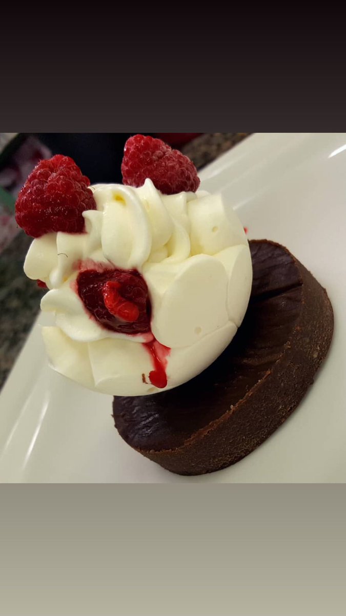 chefkhalil87's tweet photo. Deux chocolats autrement à la framboise by chef khalil ibrahim https://t.co/HX6a15Reor
