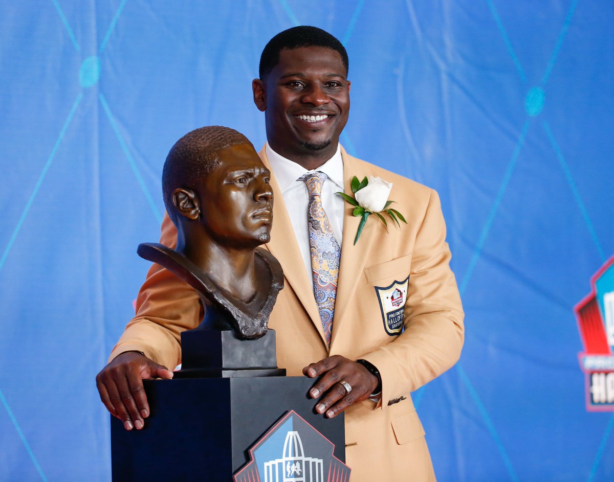 nflnetwork's tweet photo. LaDainian Tomlinson’s impact on the league can’t be understated. 

From a Hall of Fame career on and off the field to an expert analyst behind the desk, @LT_21’s been welcomed into the hearts of football fans for decades. This former 1st rounder is truly a legend of the game. 🧵 https://t.co/llaMrbO2NU