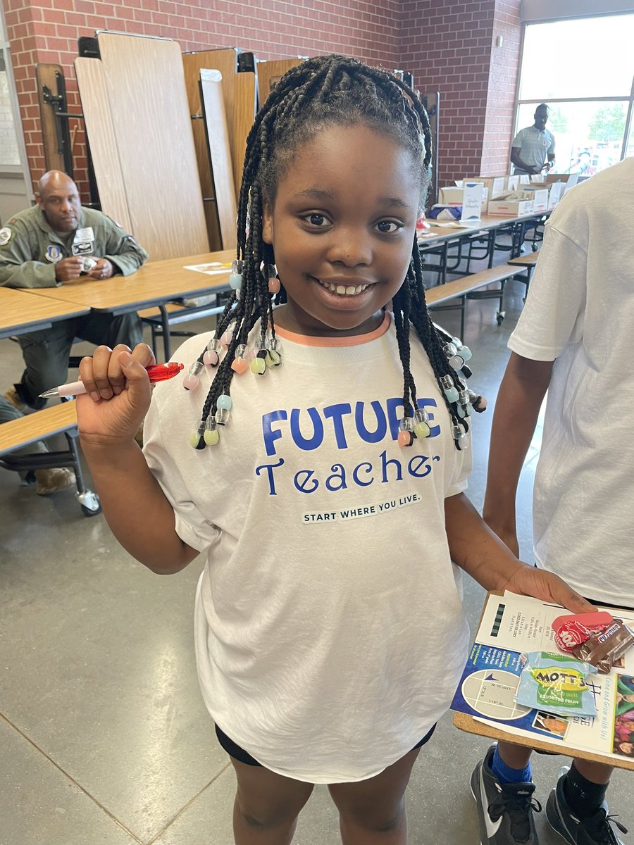 FalconioTara's tweet photo. Mueller Aerospace and Engineering Discovery Magnet hosting AVID Career Day preparing ALL students for college and CAREER readiness! #WPSAVID #WPSProud #AVID4Possibility https://t.co/Oc78uVKj6D