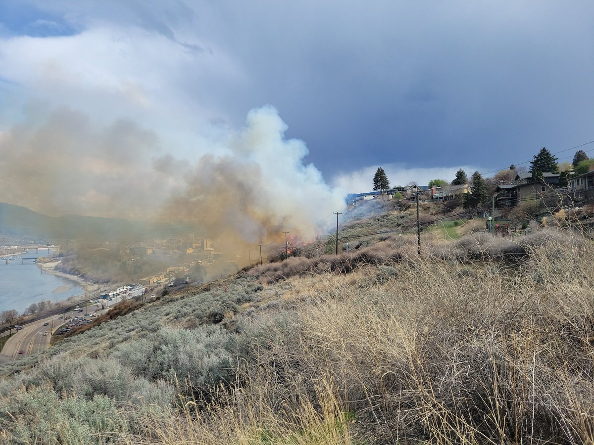 McIntyreReeve's tweet photo. BREAKING- A grass fire has broken out below Powers Addition in Kamloops. KFR is responding in force. Fire is spreading both up and down hill. Getting close to a few homes. More @CFJC_Today https://t.co/F8pHskyhNA