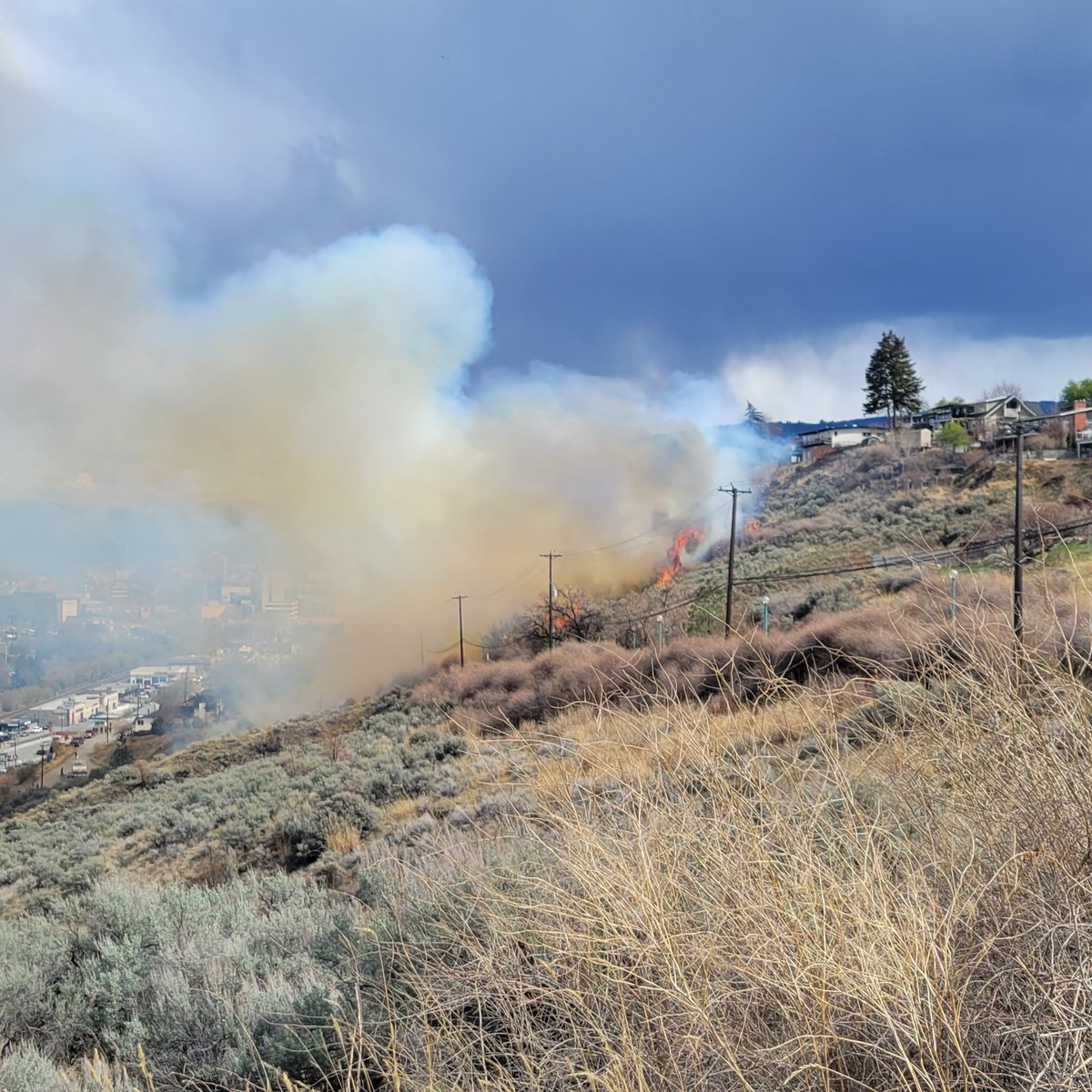 McIntyreReeve's tweet photo. BREAKING- A grass fire has broken out below Powers Addition in Kamloops. KFR is responding in force. Fire is spreading both up and down hill. Getting close to a few homes. More @CFJC_Today https://t.co/F8pHskyhNA